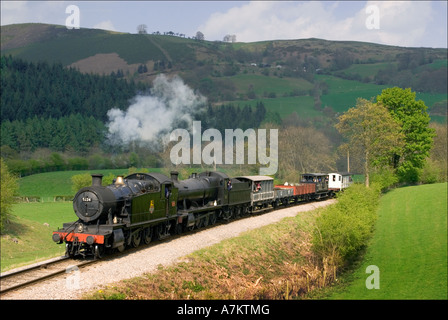 La vapeur d'un train de marchandises transportées sur la photo du patrimoine de Llangollen railway car il s'étend le long de la Dee Valley dans le Nord du Pays de Galles. Banque D'Images