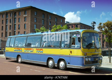 Le Magical Mystery Tour bus rendu célèbre dans le film des Beatles du même nom. Banque D'Images