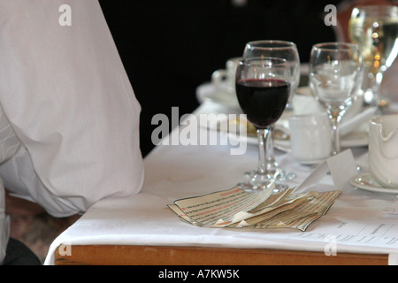 Un meilleur discours cartes mans invite notes se situent sur une réception de mariage haut de la table à côté de red wine glass UK Banque D'Images