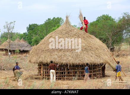 Éthiopie - Maisons de village traditionnels voisins aider à la construction d'une maison en bois Banque D'Images