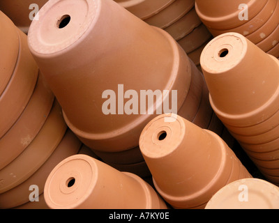 Pots de fleurs ronds en terre cuite en piles Banque D'Images