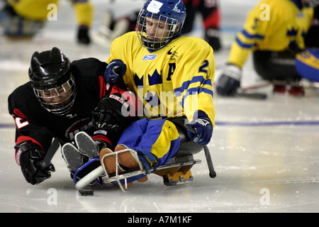 Holm de Suède corps vérifie 32 Uehara du Japon au large de la rondelle pendant le match d'ouverture Banque D'Images