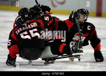 Les joueurs du Japon célébrer après Ishida scores au cours du premier match de la ronde préliminaire masculine de hockey sur luge entre JPN SWE Banque D'Images