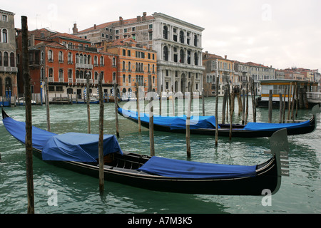 Image suggestive classique de Venise avec les célèbres bateaux sur le Grand Canal près de Ponte di Rialto Italie Europe EU Banque D'Images