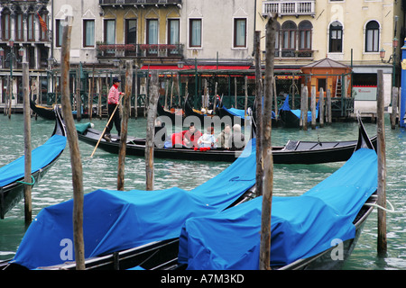 Les touristes prendre une gondole coûteux voyage de plaisir sur le Grand Canal dans le centre de Venise Vénétie Italie à destination de l'UE européenne Banque D'Images