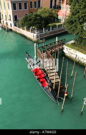 Vue aérienne d'une gondole vénitienne colorée traditionnelle flottant sur un vert émeraude des Grand Canal Venise Italie Europe EU Banque D'Images