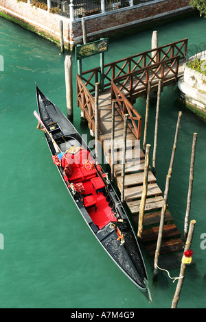 Vue aérienne d'une gondole vénitienne colorée traditionnelle flottant sur un vert émeraude des Grand Canal Venise Italie Europe EU Banque D'Images
