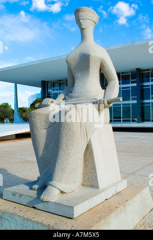La justice statue déesse ThemisBlind plié trois puissances Square par Alfredo Cheschiatti, STF, Brasilia, Brésil Banque D'Images