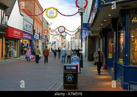 Ipswich Shopping, le temps de Noël, le Westgate Street, Suffolk, Angleterre Banque D'Images