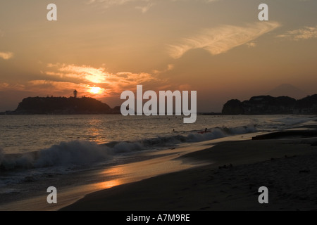 Coucher de soleil sur l'île d'Enoshima avec le Mt Fuji à la droite. Banque D'Images