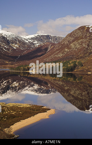 Les réflexions dans le Loch Muick, Aberdeenshire, montrant vaste Cairn (998mètres) et Glas-allt Shiel lodge. L'Écosse. Banque D'Images