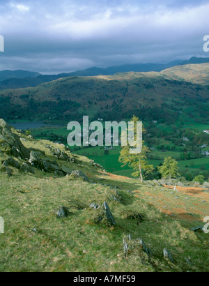 Vue ouest sur le pittoresque village de Grasmere, Parc National de Lake District, Cumbria, England, UK. Banque D'Images