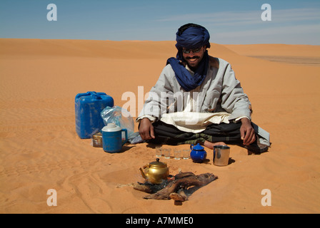 Faire du thé, l'homme touareg désert du Sahara, la Libye Banque D'Images