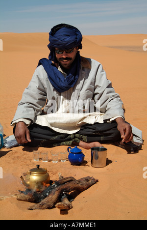 Faire du thé, l'homme touareg désert du Sahara, la Libye Banque D'Images