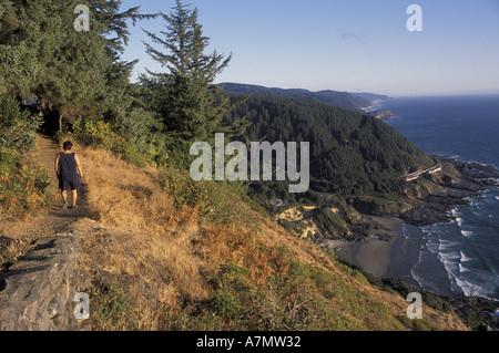 USA, ou, Cape Perpetua Yachats, région pittoresque sentier à l'abri de l'Ouest donnent sur. (MR) Banque D'Images