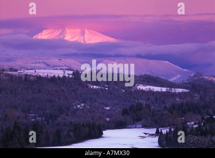 Lever du soleil sur un paysage enneigé avec Mt Hood peeking through clouds, comme vu de Jonsrud viewpoint près de Sandy, Oregon. Banque D'Images