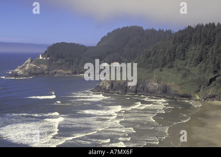 NA, USA, Oregon ; côte de l'Oregon. Le phare de Heceta Head, de l'autoroute 101 donnent sur l'été ; Banque D'Images