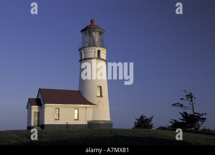 NA, USA, New York, près de Port Orford, Cape Blanco Leuchtturm in early morning light ; printemps Banque D'Images