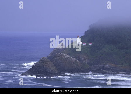 Nous, ou, Florence, Phare Heceta Head, sur la tête, vue de Heceta Autoroute 101 donnent sur ressort ; Banque D'Images