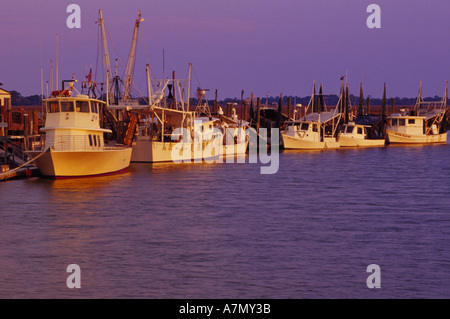 N.A., USA, Caroline du Sud, Charleston. Bateaux de crevettes au coucher du soleil à Shem Creek. Banque D'Images