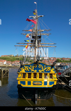 Voilier GRAND TURK RÉPLIQUE À WHITBY HARBOUR YORKSHIRE ANGLETERRE Banque D'Images