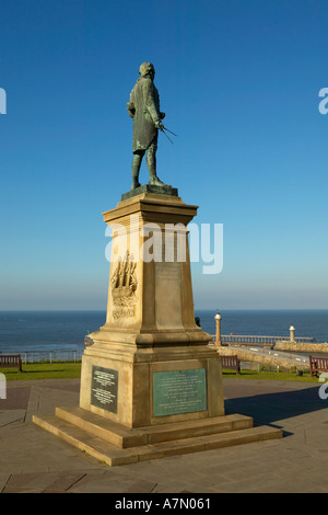 CAPTAIN COOK MEMORIAL STATUE WHITBY VILLAGE DE PÊCHEURS YORKSHIRE ANGLETERRE Banque D'Images