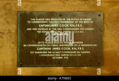 PLAQUE À LA MÉMOIRE DU CAPITAINE COOK VILLAGE DE PÊCHEURS YORKSHIRE ANGLETERRE WHITBY Banque D'Images