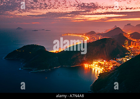 Brasil Rio de Janeiro de Pao de Acucar vue panoramique vue de nuit Copacabana Banque D'Images