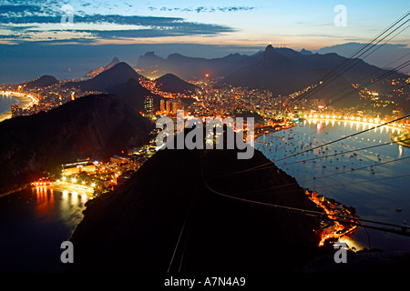Brésil Rio de Janeiro vue Pao de Acucar vue panoramique vers la baie de Guanabara et Copacabana la nuit Banque D'Images