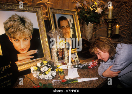 Princesse Diana de Galles et Dodi Fayed mémorial dans le grand magasin Harrods Knightsbridge Londres Angleterre années 1998 1990 Royaume-Uni HOMER SYKES Banque D'Images