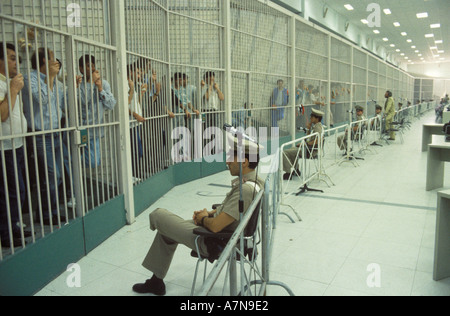 Camorra Mafia Naples Italie. Arrestations liées à la drogue, membres du gang de la prison de Poggioreale jugés en cages. Années 1980 1985 HOMER SYKES Banque D'Images