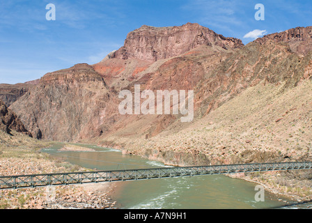 Le Silver Bridge passe au-dessus de la Colorado River, près de l'embouchure de Bright Angel Canyon au bas du Grand Canyon Banque D'Images