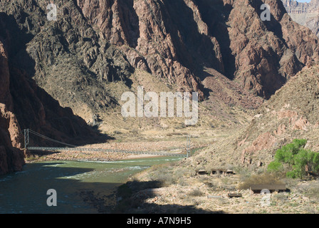 Le Silver Bridge passe au-dessus de la Colorado River, près de l'embouchure de Bright Angel Canyon au bas du Grand Canyon Banque D'Images