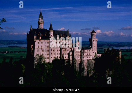 Le roi Ludwig NEUCHWANSTEIN château surplombant la vallée de Bavière en Allemagne Banque D'Images