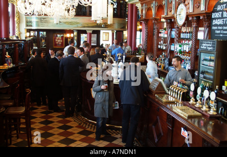 Les clients au bar d'un public house Londres Banque D'Images