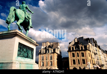 France, Paris, place Dauphine et la statue du roi Henri IV sur le Pont Neuf (pont) Banque D'Images