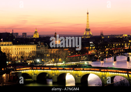 France, Paris, Pont Neuf, Seine et de la Tour Eiffel (nuit la foudre par Pierre Bideau, droits de reproduction) Banque D'Images