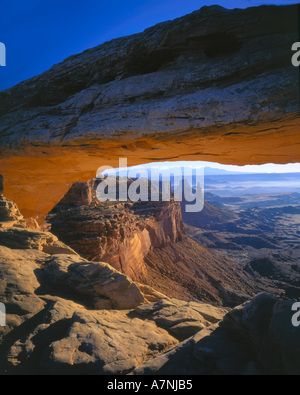 CANYONLANDS NATIONAL PARK, en Utah. USA. Mesa Arch au lever du soleil. Île dans le ciel. Banque D'Images