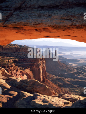 CANYONLANDS NP, Utah, Mesa Arch, le lever du soleil. Lavandière Arch, Tour de l'aéroport, La Sal Mtns distance, Île dans le ciel. Banque D'Images