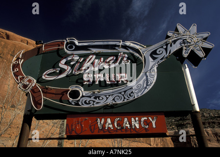 États-unis, Utah, Moab. Trou N la roche et Silver Spur Motel sign. Banque D'Images