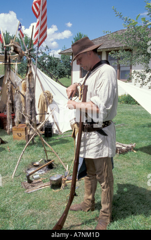 États-unis, WA, Fort Walla Walla Museum, Lewis & Clark Jours, début des années 1800, hunter fourrure à poudre noire mesures fire son arme de blocage de silex Banque D'Images