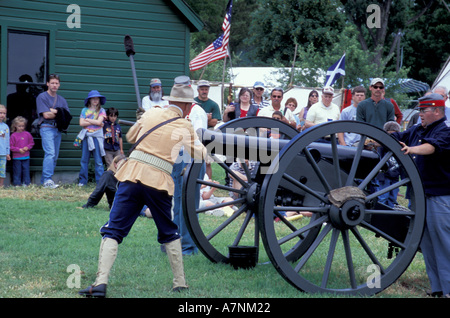 NA, USA, WA, Fort Walla Walla Museum, Lewis & Clark Jours, préparation de l'incendie par canon canon nettoyage des braises restant Banque D'Images