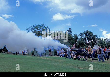 NA, USA, WA, Fort Walla Walla Museum, Lewis & Clark jours, les panaches de fumée après incendie canon Banque D'Images