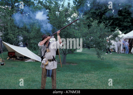 États-unis, WA, Fort Walla Walla Museum, Lewis & Clark Jours célébration, début des années 1800, Hunter et fourrure long canon canon de serrure de silex Banque D'Images