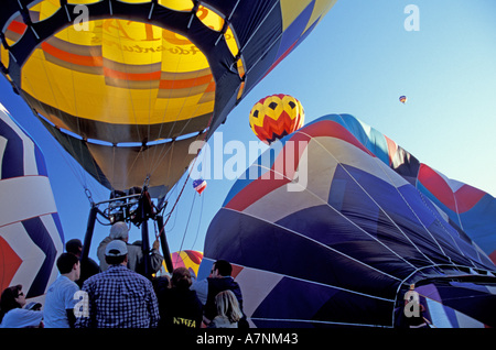 États-unis, WA, 30ème Walla Walla Hot Air Balloon Stampede, explosions pilote feu dans son ballon Banque D'Images