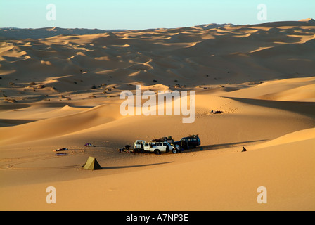 Bush camp à l'aube, Jeep safari dans la Idehan Ubari sand sea, désert du Sahara, la Libye Banque D'Images