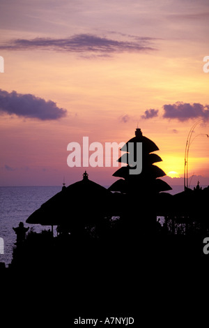 L'INDONÉSIE, Bali, temple de Tanah Lot par le coucher du soleil Banque D'Images