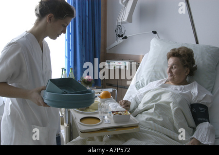 DEU Deutschland Westdeutsches Herzzentrum Essen Klinik fuer thorax und Kardiovaskulare chirurgie Klinik fuer Kardiologie Krankenschwestern BEI der Arbeit auf der Station DEU Allemagne Essen West German Heart Center Clinic for Cardiology infirmiers at Work WICHTIG Fotos duerfen nicht fuer Werbung PR anderer Kliniken Krankenhaeuser eingesetzt werden Banque D'Images