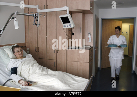 DEU Deutschland Westdeutsches Herzzentrum Essen Klinik fuer thorax und Kardiovaskulare chirurgie Klinik fuer Kardiologie Krankenschwestern BEI der Arbeit auf der Station DEU Allemagne Essen West German Heart Center Clinic for Cardiology infirmiers at Work WICHTIG Fotos duerfen nicht fuer Werbung PR anderer Kliniken Krankenhaeuser eingesetzt werden Banque D'Images