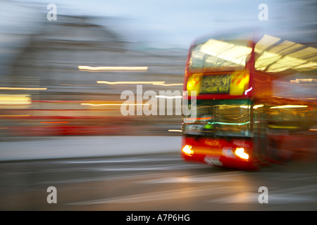 Bus à impériale rouge roulant à travers la ville de Londres Angleterre Royaume-uni 15 03 2007 Banque D'Images